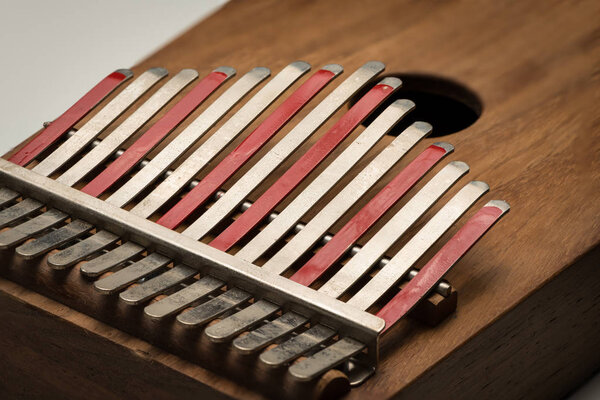 Детали большого пальца фортепиано (Калимба, Мбира) с серебряными и красными зубцами
