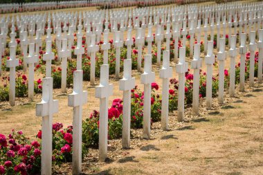 Mezarlık Douaumont mezarda Verdun Fransa dışında. Dünya Savaşı'nda Verdun Savaşı sırasında savaş meydanında ölen askerlerin Anıtı