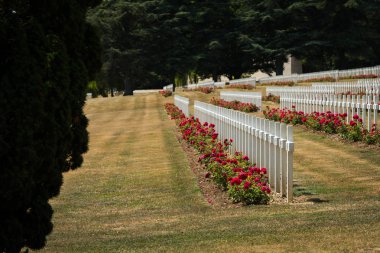 Mezarlık Douaumont mezarda Verdun Fransa dışında. Dünya Savaşı'nda Verdun Savaşı sırasında savaş meydanında ölen askerlerin Anıtı