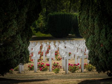 Mezarlık Douaumont mezarda Verdun Fransa dışında. Dünya Savaşı'nda Verdun Savaşı sırasında savaş meydanında ölen askerlerin Anıtı