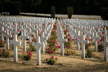 Mezarlık Douaumont mezarda Verdun Fransa dışında. Dünya Savaşı'nda Verdun Savaşı sırasında savaş meydanında ölen askerlerin Anıtı