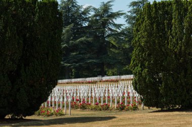 Mezarlık Douaumont mezarda Verdun Fransa dışında. Dünya Savaşı'nda Verdun Savaşı sırasında savaş meydanında ölen askerlerin Anıtı