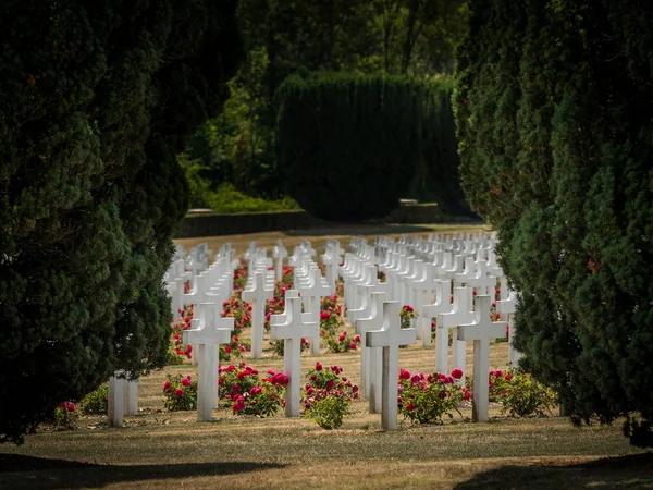 Mezarlık Douaumont mezarda Verdun Fransa dışında. Dünya Savaşı'nda Verdun Savaşı sırasında savaş meydanında ölen askerlerin Anıtı