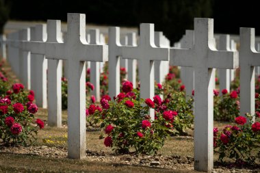 Mezarlık Douaumont mezarda Verdun Fransa dışında. Dünya Savaşı'nda Verdun Savaşı sırasında savaş meydanında ölen askerlerin Anıtı