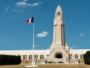 Mezarlık Douaumont mezarda Verdun Fransa dışında. Dünya Savaşı'nda Verdun Savaşı sırasında savaş meydanında ölen askerlerin Anıtı