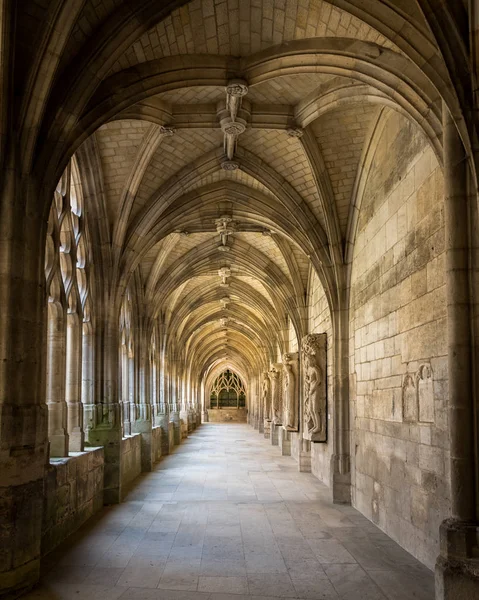 Yaz aylarında güneşli bir Verdun Katedrali Notre Dame