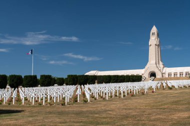 Mezarlık Douaumont mezarda Verdun Fransa dışında. Dünya Savaşı'nda Verdun Savaşı sırasında savaş meydanında ölen askerlerin Anıtı