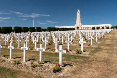 Mezarlık Douaumont mezarda Verdun Fransa dışında. Dünya Savaşı'nda Verdun Savaşı sırasında savaş meydanında ölen askerlerin Anıtı