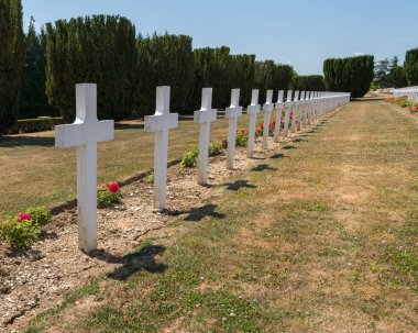 Mezarlık Douaumont mezarda Verdun Fransa dışında. Dünya Savaşı'nda Verdun Savaşı sırasında savaş meydanında ölen askerlerin Anıtı