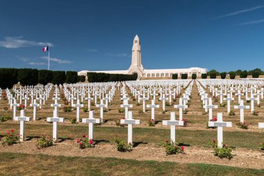 Mezarlık Douaumont mezarda Verdun Fransa dışında. Dünya Savaşı'nda Verdun Savaşı sırasında savaş meydanında ölen askerlerin Anıtı