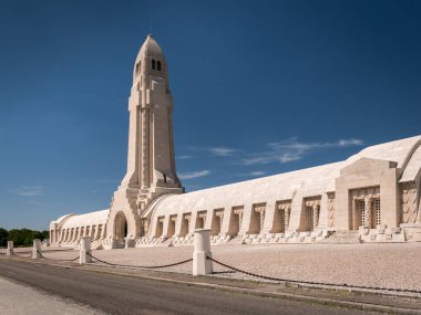 Mezarlık Douaumont mezarda Verdun Fransa dışında. Dünya Savaşı'nda Verdun Savaşı sırasında savaş meydanında ölen askerlerin Anıtı
