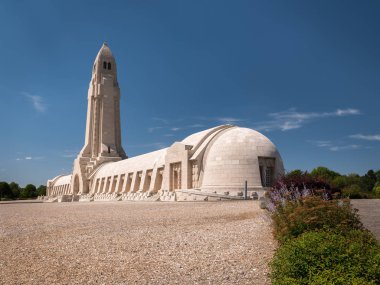 Mezarlık Douaumont mezarda Verdun Fransa dışında. Dünya Savaşı'nda Verdun Savaşı sırasında savaş meydanında ölen askerlerin Anıtı