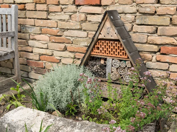 Een Insecten Hotel Staan Voor Een Bakstenen Muur Een Tuin — Stockfoto