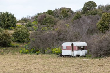 Eski römork üzerinde duran bir mera bulutlu bir günde bahar (ada Cres, Hırvatistan ıssız)