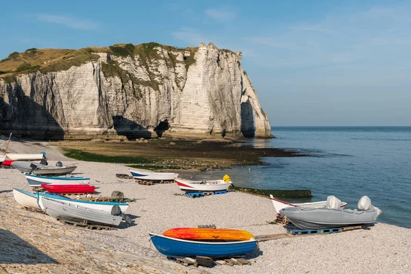 Barcos Frente Falésias Halk Etretat Normandia França Com Arco Natural — Fotografia de Stock