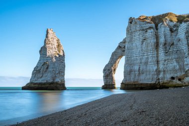 Porte d'Aval ve L'Aiguille adı verilen taş iğne Etretat (Normandiya Fransa) tebeşir kayalıklarla doğal ile kemer