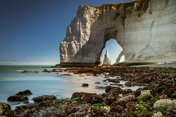 Mészkő Sziklák Etretat Normandia Franciaország Természetes Arch Úgynevezett Manneporte Természetes — Stock Fotó