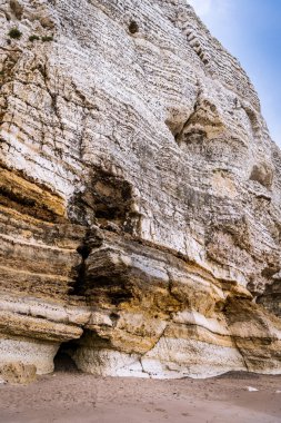 Yaz aylarında güneşli bir tebeşir kayalıklarla Etretat (Normandiya Fransa) yakınındaki