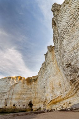 Yaz aylarında güneşli bir tebeşir kayalıklarla Etretat (Normandiya Fransa) yakınındaki