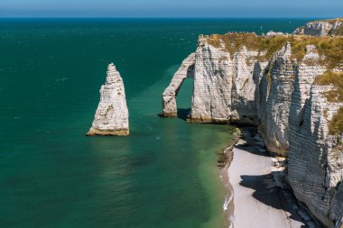 Porte d'Aval ve L'Aiguille adı verilen taş iğne Etretat (Normandiya Fransa) tebeşir kayalıklarla doğal ile kemer