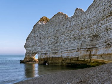 Etretat (Normandiya Fransa) kayalıklarla doğal arch ile Porte d'Amont tebeşir