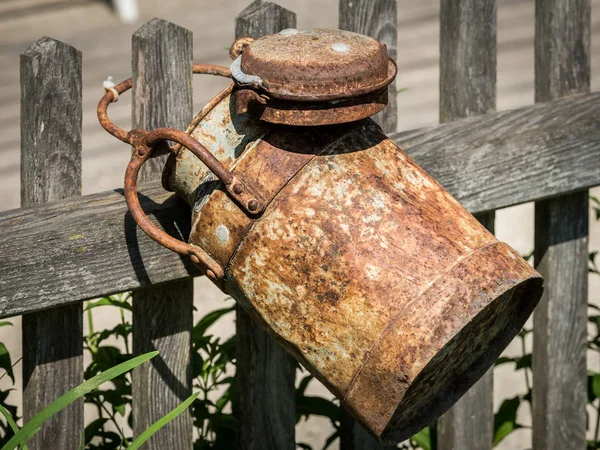 Ένα Παλιό Σκουριασμένο Καρδάρα Κρέμεται Έναν Ξύλινο Φράκτη Μια Ηλιόλουστη — Φωτογραφία Αρχείου