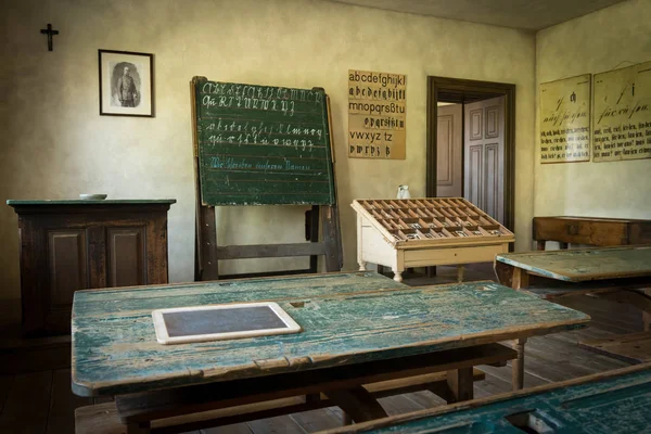 Eine Alte Klassenzimmerfront Mit Tafel Und Tafeln Mit Alter Schrift — Stockfoto