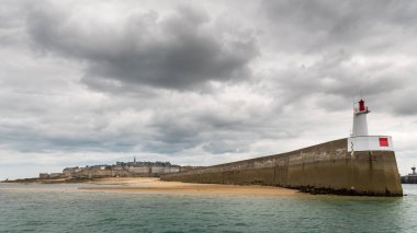 İskele, deniz feneri bir şehir, Saint Malo (Fransa) yaz aylarında bulutlu bir günde