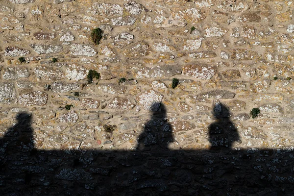 Sombras Tres Personas Viejo Muro Piedra — Foto de Stock
