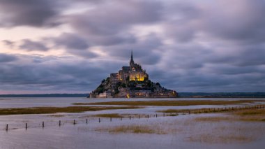 Le Mont SAINT Michelle (Fransa) gün batımında yaz yüksek gelgit