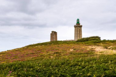 Cap Frehel feneri bulutlu bir günde yaz (Brittany, Fransa)