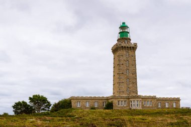 Cap Frehel feneri bulutlu bir günde yaz (Brittany, Fransa)