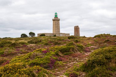 Cap Frehel feneri bulutlu bir günde yaz (Brittany, Fransa)