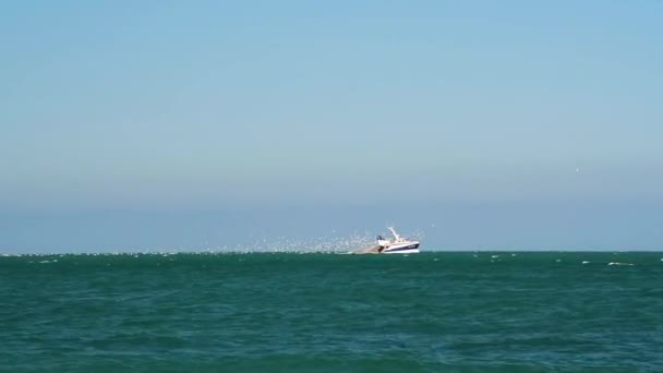 Güneşli Bir Yaz Aylarında Etretat Normandy Fransa Içinde Birçok Deniz — Stok video