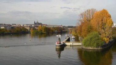 Vltava Nehri, kale ve Prag (Çek Cumhuriyeti) katedralde sonbaharın