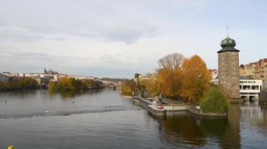 Vltava Nehri, kale ve Prag (Çek Cumhuriyeti) katedralde sonbaharın