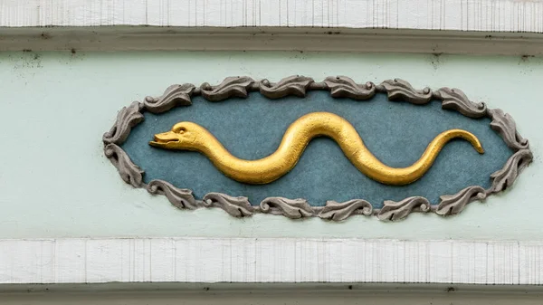 Serpente Dourada Decoração Uma Fachada Casa Praga República Checa — Fotografia de Stock