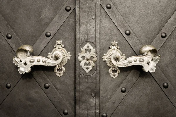Portre Bir Güzel Eski Doorhandles Gümüş Karanlık Bir Kapı Üzerinde — Stok fotoğraf