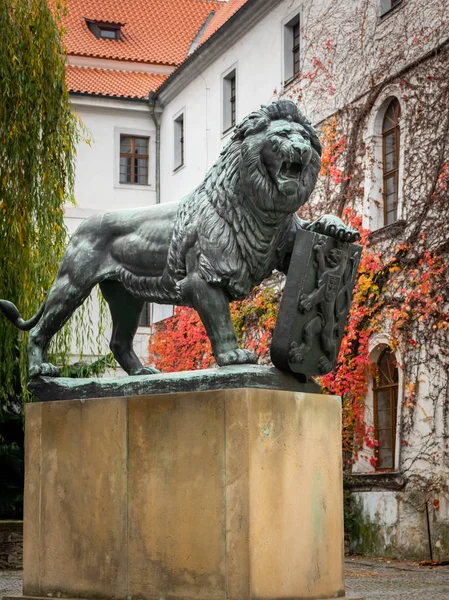 Escultura Bronze Leão Quintal Mosteiro Strahov Praga República Checa — Fotografia de Stock