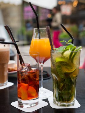 Masada bir bar çeşitli kokteyller (Mojito, Americano)