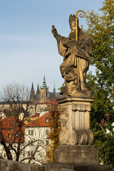 Statyn Augustinus Karlsbron Prag Tjeckien Solig Dag Höst — Stockfoto