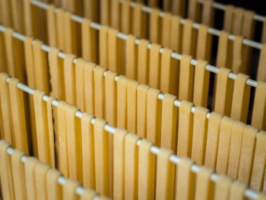 Öz kurutma için bir giysi at asılı makarna (Fettuccine) yapılmış