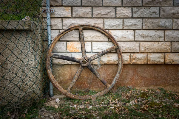 Altes Rostiges Rad Eines Einer Wand Lehnenden Ventils Kroatien — Stockfoto