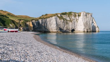 Porte d'Aval ve L'Aiguille adı verilen taş iğne Etretat (Normandiya Fransa) tebeşir kayalıklarla doğal ile kemer.