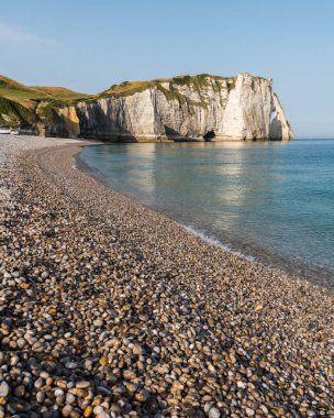 Porte d'Aval ve L'Aiguille adı verilen taş iğne Etretat (Normandiya Fransa) tebeşir kayalıklarla doğal ile kemer.
