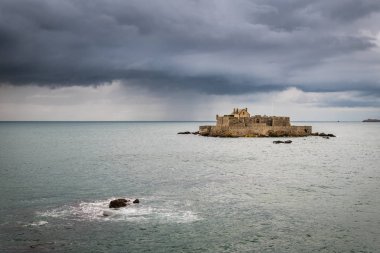 Karanlık bulutlar ve yağmur deniz ve kale Ulusal Saint Malo'da (Bretagne, Fransa)