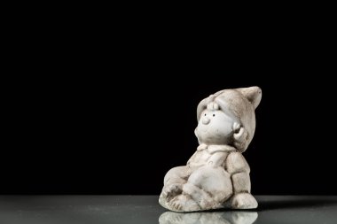 Otururken, gri bir GNOME siyah arka plan küçük bir heykelcik