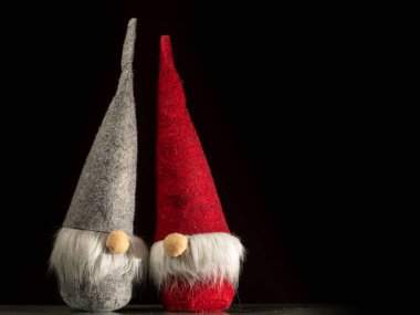 Cüceler büyük şapkalar ve beyaz sakalları, siyah arka plan ile iki komik rakamlar