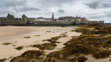 Eski Şehir, Saint-Malo (Brittany, Fransa), bulutlu bir günde yaz aylarında düşük tide
