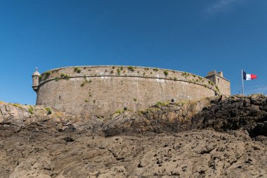 Fort üzerinde Adası Petit-olmak, Saint-Malo (Brittany, Fransa) düşük tide yaz aylarında güneşli bir günde